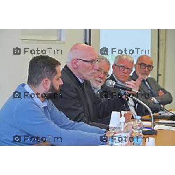 Foto Manzoni Tiziano/LaPresse 11-05-2023Bergamo Italia - Cronaca - Alberto Pecis Direttore Generale BCC Bergamasca e Orobica SCOPO E FINALITÀ DELL’INIZIATIVA don Davide Rota Superiore del Patronato San Vincenzo di Bergamo UNA FOTOGRAFIA DELLA POVERTÀ DOPO TRE ANNI MOLTO DIFFICILI don Dario Acquaroli Comunità don Milani di Sorisole e cappellano del carcere di Bergamo I GIOVANI E I CARCERATI: OPPORTUNITÀ E FUTURO Gualtiero Baresi Presidente BCC Bergamasca e Orobica IL PROGETTO DI SOSTEGNO PER IL 2023