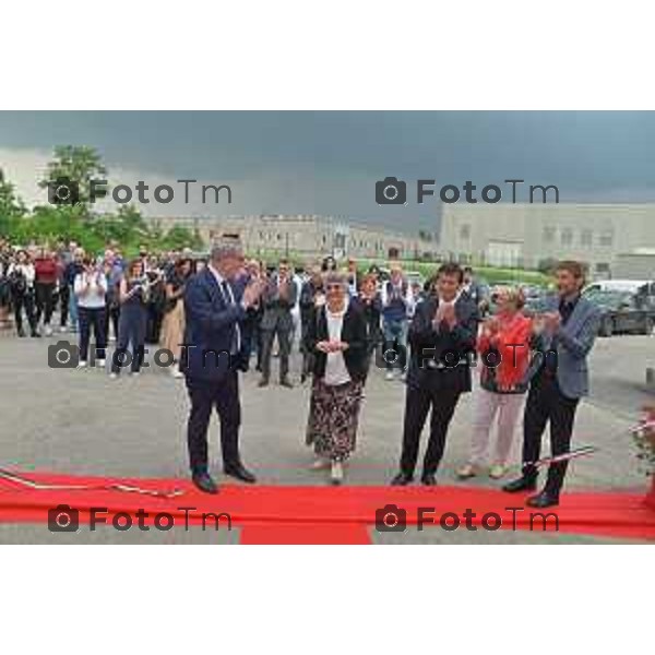 Tiziano Manzoni/LaPresse 24-05- 2023 Bergamo, Italia Cronaca Curnasco di Treviolo Bergamo SER CAR S.P.A.inaugurazione Nuovo Centro produzione pasti per la ristorazione scolastica da sx Azzola Virginia Maria legale rappresentante sercar Marco Carrara Titolare e Mangili Dario direttore Generale