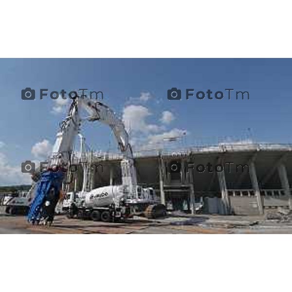 Tiziano Manzoni/LaPresse 7-06- 2023 Bergamo, Italia Cronaca Bergamo Mezzi Despe pronti per la demolizione curva stadio