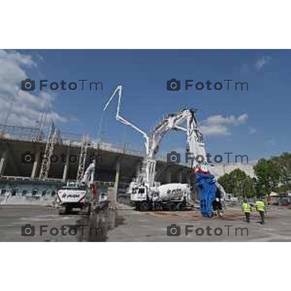 Tiziano Manzoni/LaPresse 7-06- 2023 Bergamo, Italia Cronaca Bergamo Mezzi Despe pronti per la demolizione curva stadio