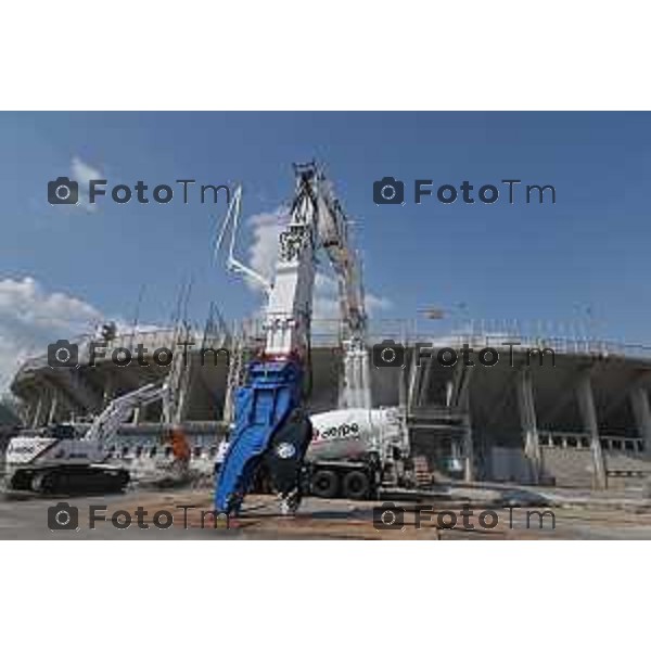 Tiziano Manzoni/LaPresse 7-06- 2023 Bergamo, Italia Cronaca Bergamo Mezzi Despe pronti per la demolizione curva stadio