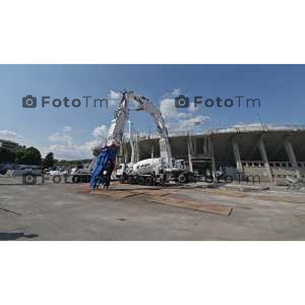 Tiziano Manzoni/LaPresse 7-06- 2023 Bergamo, Italia Cronaca Bergamo Mezzi Despe pronti per la demolizione curva stadio