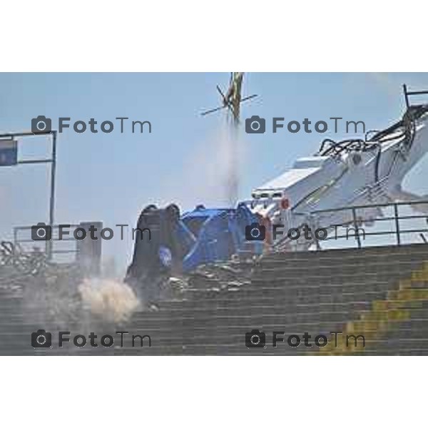 Foto Manzoni Tiziano/LaPresse 08-06-2023Bergamo Italia - Cronaca - Demolizione curva sud stadio di Bergamo