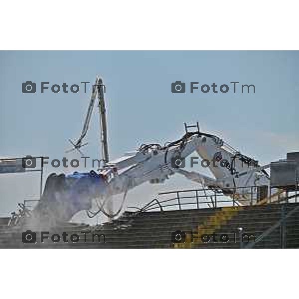 Foto Manzoni Tiziano/LaPresse 08-06-2023Bergamo Italia - Cronaca - Demolizione curva sud stadio di Bergamo