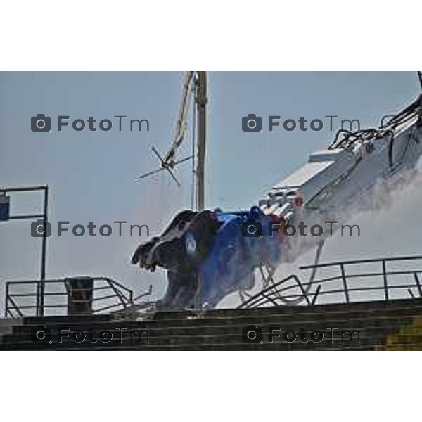 Foto Manzoni Tiziano/LaPresse 08-06-2023Bergamo Italia - Cronaca - Demolizione curva sud stadio di Bergamo