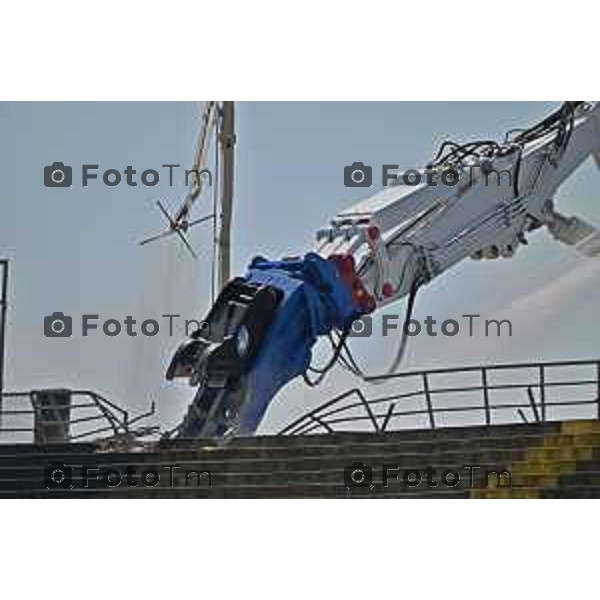 Foto Manzoni Tiziano/LaPresse 08-06-2023Bergamo Italia - Cronaca - Demolizione curva sud stadio di Bergamo