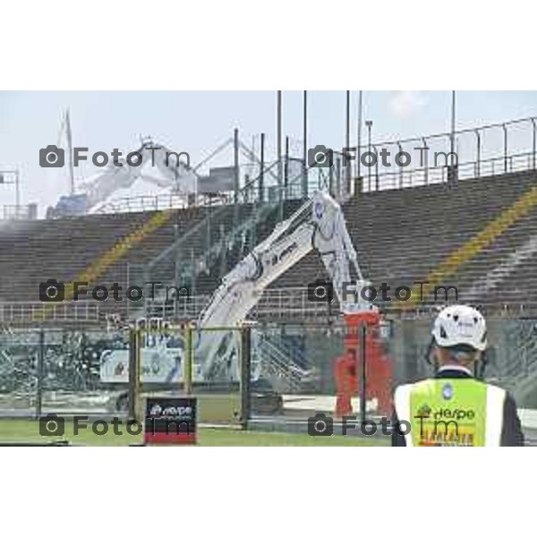 Foto Manzoni Tiziano/LaPresse 08-06-2023Bergamo Italia - Cronaca - Demolizione curva sud stadio di Bergamo