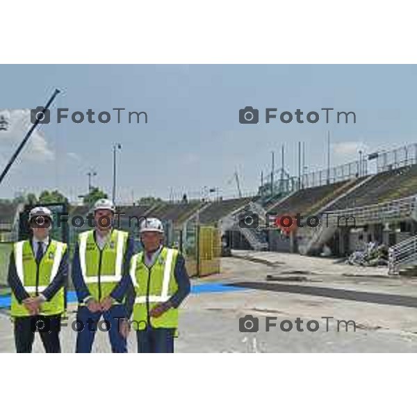 Foto Manzoni Tiziano/LaPresse 08-06-2023Bergamo Italia - Cronaca - Demolizione curva sud stadio di Bergamo nella foto ultimo a destra Fondatore e presidente è Giuseppe Panseri, presidente NAD (Associazione Nazionale Demolitori Italiani) con i figli: Stefano Panseri, amministratore delegato, ; Roberto Panseri, consigliere delegato, direttore tecnico, responsabile DRS® Despe Ricerca & Sviluppo, responsabile Despe Francia e Despe Usa.