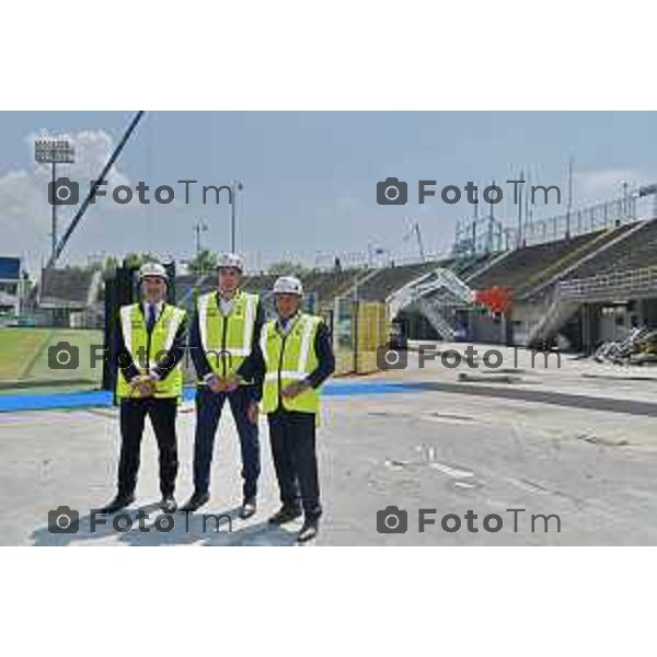 Foto Manzoni Tiziano/LaPresse 08-06-2023Bergamo Italia - Cronaca - Demolizione curva sud stadio di Bergamo nella foto ultimo a destra Fondatore e presidente è Giuseppe Panseri, presidente NAD (Associazione Nazionale Demolitori Italiani) con i figli: Stefano Panseri, amministratore delegato, ; Roberto Panseri, consigliere delegato, direttore tecnico, responsabile DRS® Despe Ricerca & Sviluppo, responsabile Despe Francia e Despe Usa.