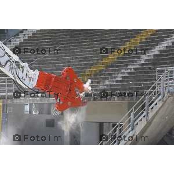 Foto Manzoni Tiziano/LaPresse 08-06-2023Bergamo Italia - Cronaca - Demolizione curva sud stadio di Bergamo