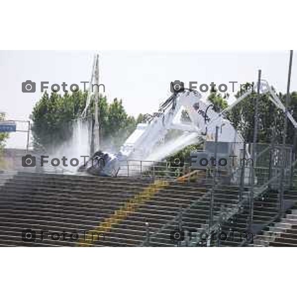 Foto Manzoni Tiziano/LaPresse 08-06-2023Bergamo Italia - Cronaca - Demolizione curva sud stadio di Bergamo