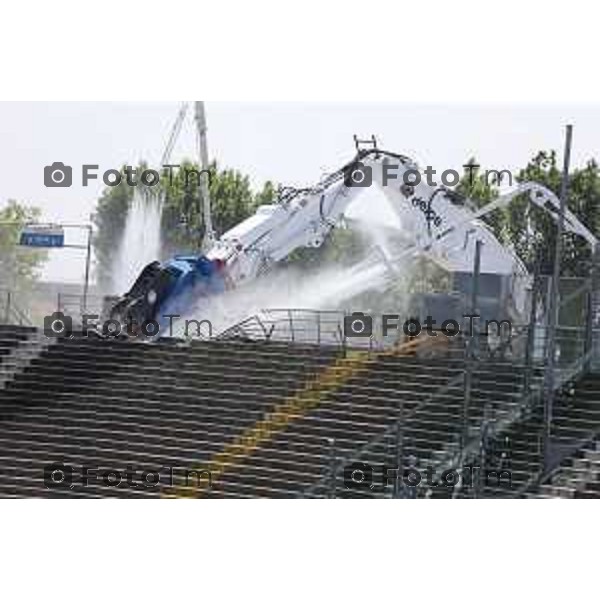 Foto Manzoni Tiziano/LaPresse 08-06-2023Bergamo Italia - Cronaca - Demolizione curva sud stadio di Bergamo