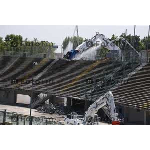 Foto Manzoni Tiziano/LaPresse 08-06-2023Bergamo Italia - Cronaca - Demolizione curva sud stadio di Bergamo