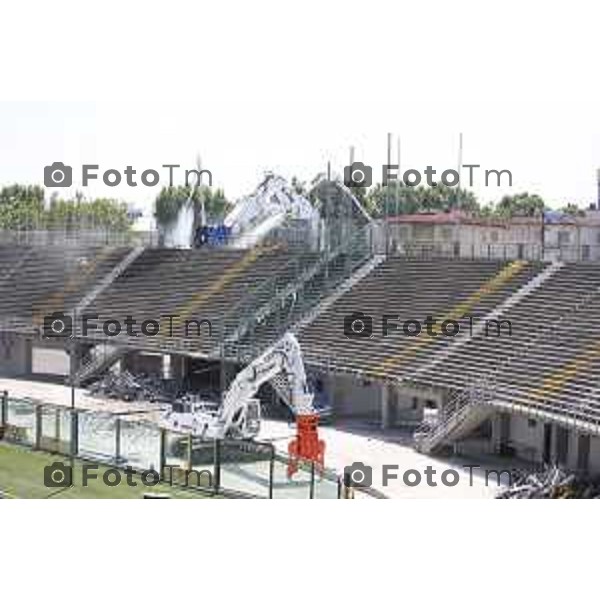 Foto Manzoni Tiziano/LaPresse 08-06-2023Bergamo Italia - Cronaca - Demolizione curva sud stadio di Bergamo