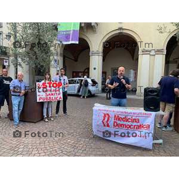 Tiziano Manzoni/LaPresse 19-06- 2023 Bergamo, Italia Cronaca Bergamo Treviglio Bg sit in sanità