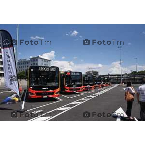 Tiziano Manzoni/LaPresse 23-06- 2023 Bergamo, Italia Cronaca Bergamo Presentati i nuovi Autobus ATB Ibridi