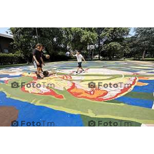 Foto Manzoni Tiziano/LaPresse 27-6-2023 Bergamo Italia - Cronaca - parco Don Seghezzi i Villaggio Sposi,presentazionel progetto SAB - Street Art Ball project, sei opere su campetti da basket realizzate da street artist provenienti dal panorama artistico nazionale e internazionale lungo il percorso della nuova Ciclovia Culturale tra Bergamo Brescia