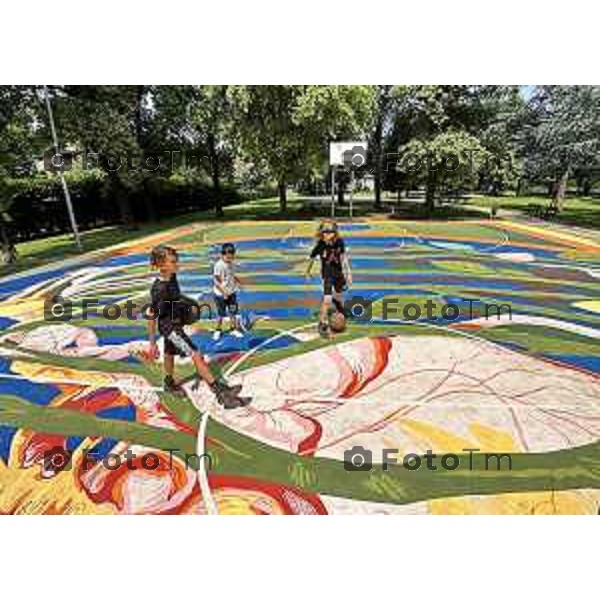 Foto Manzoni Tiziano/LaPresse 27-6-2023 Bergamo Italia - Cronaca - parco Don Seghezzi i Villaggio Sposi,presentazionel progetto SAB - Street Art Ball project, sei opere su campetti da basket realizzate da street artist provenienti dal panorama artistico nazionale e internazionale lungo il percorso della nuova Ciclovia Culturale tra Bergamo Brescia