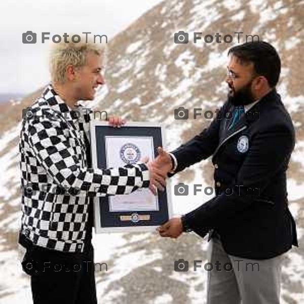 Foto Manzoni Tiziano/LaPresse 30-162023Bergamo Italia - Cronaca - Il pianista Davide Locatelli conquista il Guinness World Records Ha suonato a 5.384 metri di altezza sulla cima del monte Khardong La in Ladakh in India e ha conquistato il titolo "highest altitude grand piano performance".