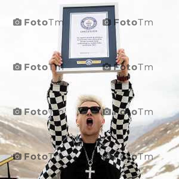 Foto Manzoni Tiziano/LaPresse 30-162023Bergamo Italia - Cronaca - Il pianista Davide Locatelli conquista il Guinness World Records Ha suonato a 5.384 metri di altezza sulla cima del monte Khardong La in Ladakh in India e ha conquistato il titolo "highest altitude grand piano performance".