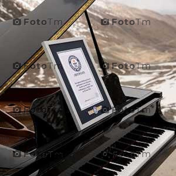 Foto Manzoni Tiziano/LaPresse 30-162023Bergamo Italia - Cronaca - Il pianista Davide Locatelli conquista il Guinness World Records Ha suonato a 5.384 metri di altezza sulla cima del monte Khardong La in Ladakh in India e ha conquistato il titolo "highest altitude grand piano performance".