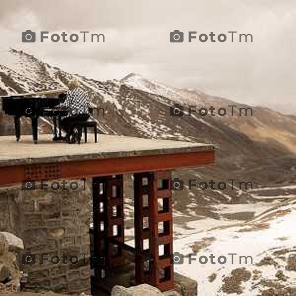 Foto Manzoni Tiziano/LaPresse 30-162023Bergamo Italia - Cronaca - Il pianista Davide Locatelli conquista il Guinness World Records Ha suonato a 5.384 metri di altezza sulla cima del monte Khardong La in Ladakh in India e ha conquistato il titolo "highest altitude grand piano performance".