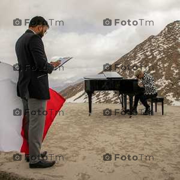 Foto Manzoni Tiziano/LaPresse 30-162023Bergamo Italia - Cronaca - Il pianista Davide Locatelli conquista il Guinness World Records Ha suonato a 5.384 metri di altezza sulla cima del monte Khardong La in Ladakh in India e ha conquistato il titolo "highest altitude grand piano performance".