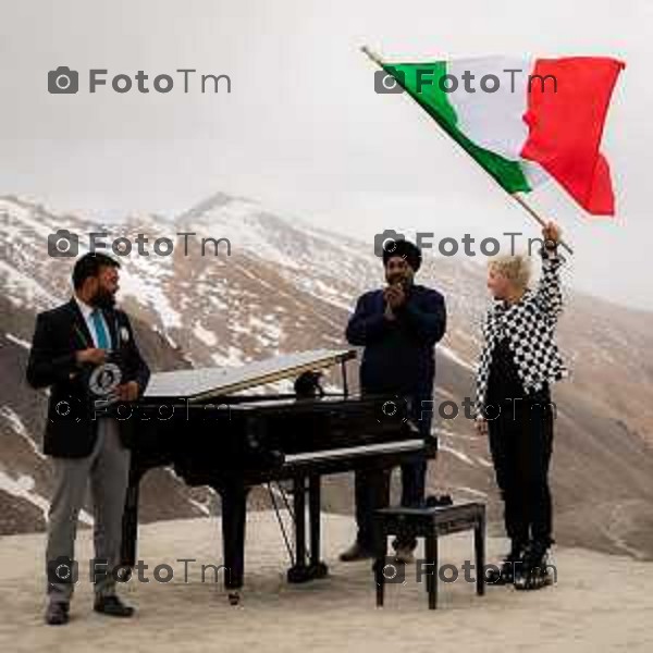 Foto Manzoni Tiziano/LaPresse 30-162023Bergamo Italia - Cronaca - Il pianista Davide Locatelli conquista il Guinness World Records Ha suonato a 5.384 metri di altezza sulla cima del monte Khardong La in Ladakh in India e ha conquistato il titolo "highest altitude grand piano performance".