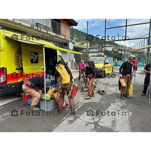 Foto Manzoni Tiziano/LaPresse 4-6-2023Bergamo Italia - Cronaca - Fonteno Bg soccrso alpino speleologo soccorre donna bloccata in grotta