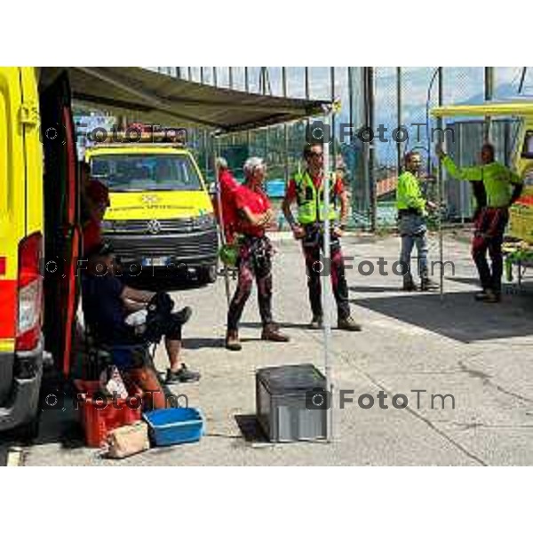 Foto Manzoni Tiziano/LaPresse 4-6-2023Bergamo Italia - Cronaca - Fonteno Bg soccrso alpino speleologo soccorre donna bloccata in grotta