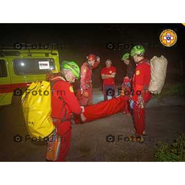 Foto Manzoni Tiziano/LaPresse 4-6-2023Bergamo Italia - Cronaca - Fonteno Bg soccrso alpino speleologo soccorre donna bloccata in grotta