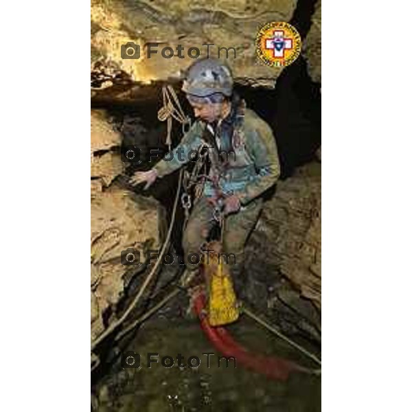 Foto Manzoni Tiziano/LaPresse 4-6-2023Bergamo Italia - Cronaca - Fonteno Bg soccrso alpino speleologo soccorre donna bloccata in grotta