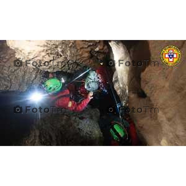 Foto Manzoni Tiziano/LaPresse 4-6-2023Bergamo Italia - Cronaca - Fonteno Bg soccrso alpino speleologo soccorre donna bloccata in grotta