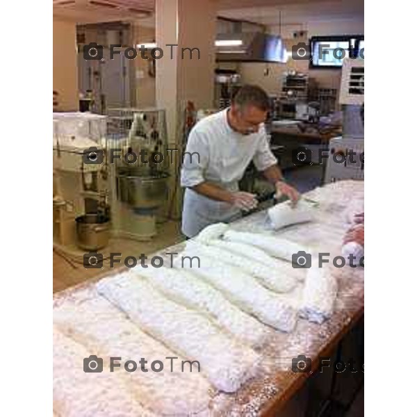 laboratorio Pasticceria Morlacchi, Zanica (BG) nella foto il titolare Giambattista Morlacchi IMPEGNATO NELLA LAVORAZIONE DEL TORRONE foto Tiziano Manzoni Fotogramma Bergamo