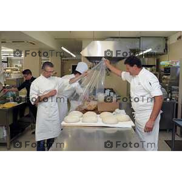 laboratorio Pasticceria Morlacchi, Zanica (BG) nella foto il titolare Giambattista Morlacchi con i suoi collaboratori foto Tiziano Manzoni Fotogramma Bergamo