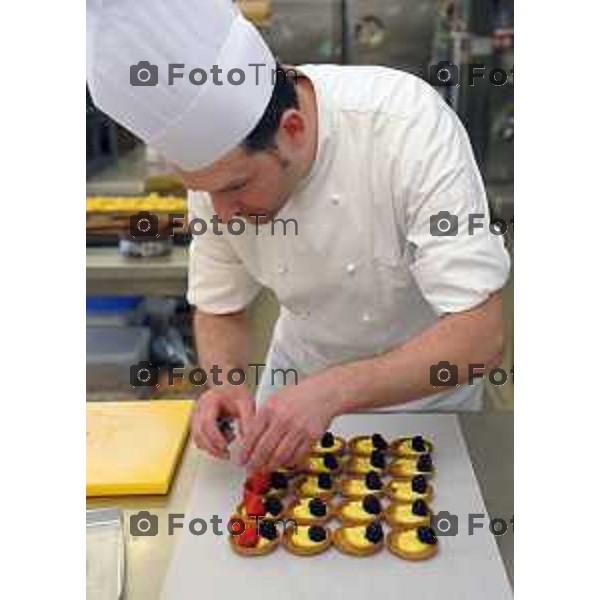 laboratorio Pasticceria Morlacchi, Zanica (BG) nella foto pasticcere al lavoro foto Tiziano Manzoni Fotogramma Bergamo