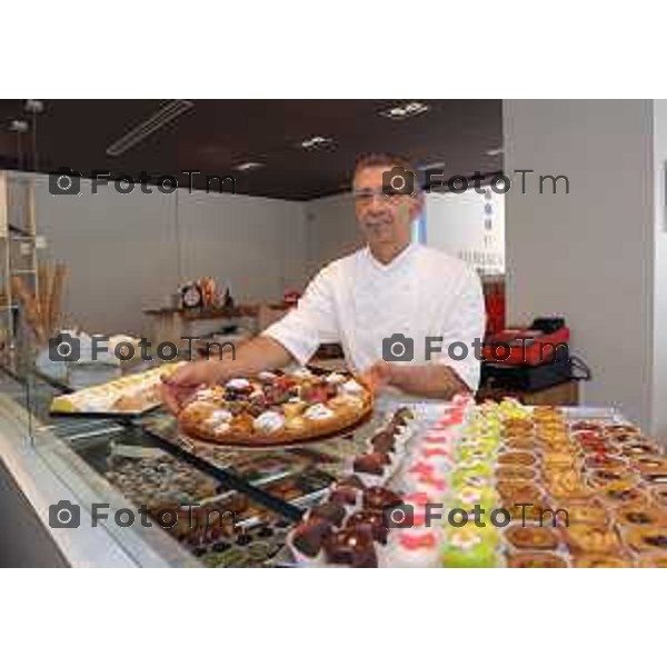 laboratorio Pasticceria Morlacchi, Zanica (BG) nella foto il titolare Giambattista Morlacchi foto Tiziano Manzoni Fotogramma Bergamo