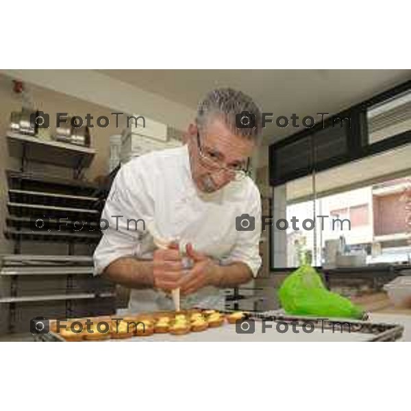 laboratorio Pasticceria Morlacchi, Zanica (BG) nella foto il titolare Giambattista Morlacchi foto Tiziano Manzoni Fotogramma Bergamo