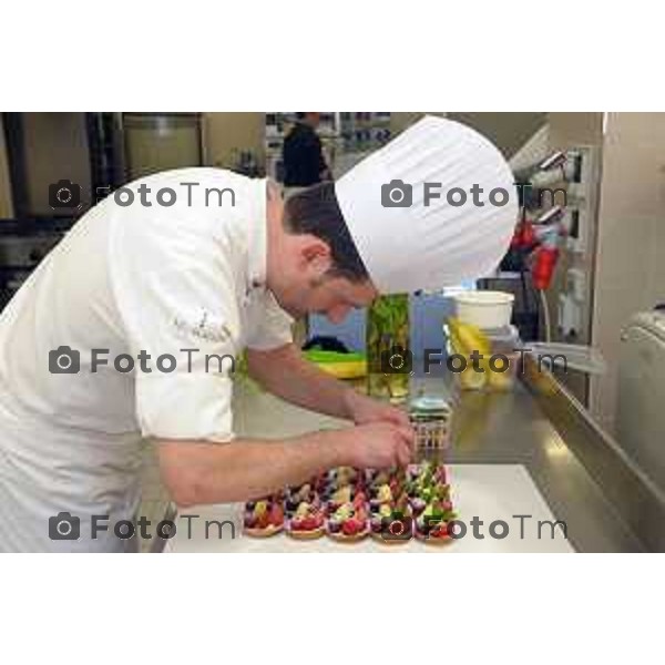 laboratorio Pasticceria Morlacchi, Zanica (BG) nella foto pasticceri al lavoro foto Tiziano Manzoni Fotogramma Bergamo