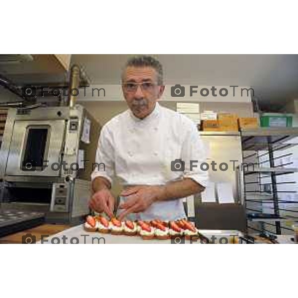 laboratorio Pasticceria Morlacchi, Zanica (BG) nella foto il titolare Giambattista Morlacchi foto Tiziano Manzoni Fotogramma Bergamo