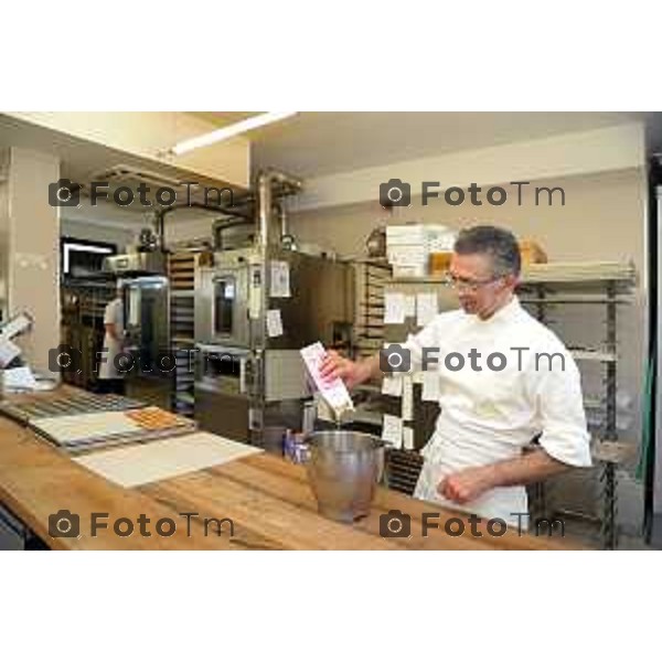 laboratorio Pasticceria Morlacchi, Zanica (BG) nella foto il titolare Giambattista Morlacchi foto Tiziano Manzoni Fotogramma Bergamo