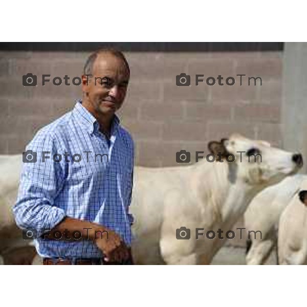 L’azienda agricola Santinelli,produzione di carni pregiate di alta qualità, bovini piemontesi, a stabulazione libera, che possono pascolare in un ampio terreno verde. Nella foto la fattoria, e il dott Angelo Santinelli Veterinario e Allevatore foto Tiziano Manzoni Fotogramma