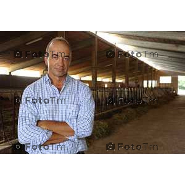 L’azienda agricola Santinelli,produzione di carni pregiate di alta qualità, bovini piemontesi, a stabulazione libera, che possono pascolare in un ampio terreno verde. Nella foto la fattoria, e il dott Angelo Santinelli Veterinario e Allevatore foto Tiziano Manzoni Fotogramma