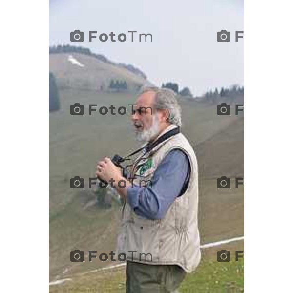 Colli di San Fermo (BG) Liberazione dagli operatori dell\'Oasi Val Predina e del Wwf di un Biancone nella foto Enzo Mauri- Direttore Riserva Naturale. Regionale Valpredina ( con la barba) e alcuni volontari aiutano nelle misure e nel rilascio del volatile foto Tiziano Manzoni-fotogramma Bergamo