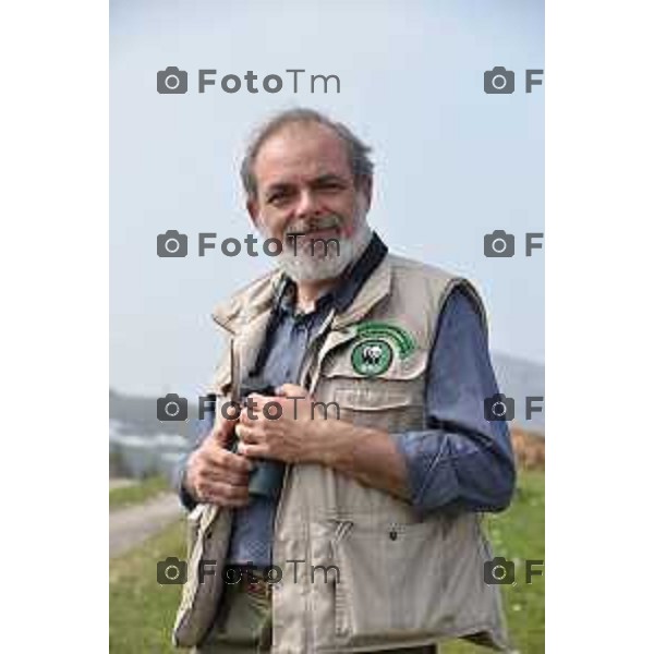 Colli di San Fermo (BG) Liberazione dagli operatori dell\'Oasi Val Predina e del Wwf di un Biancone nella foto Enzo Mauri- Direttore Riserva Naturale. Regionale Valpredina ( con la barba) e alcuni volontari aiutano nelle misure e nel rilascio del volatile foto Tiziano Manzoni-fotogramma Bergamo