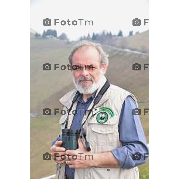 Colli di San Fermo (BG) Liberazione dagli operatori dell\'Oasi Val Predina e del Wwf di un Biancone nella foto Enzo Mauri- Direttore Riserva Naturale. Regionale Valpredina ( con la barba) e alcuni volontari aiutano nelle misure e nel rilascio del volatile foto Tiziano Manzoni-fotogramma Bergamo