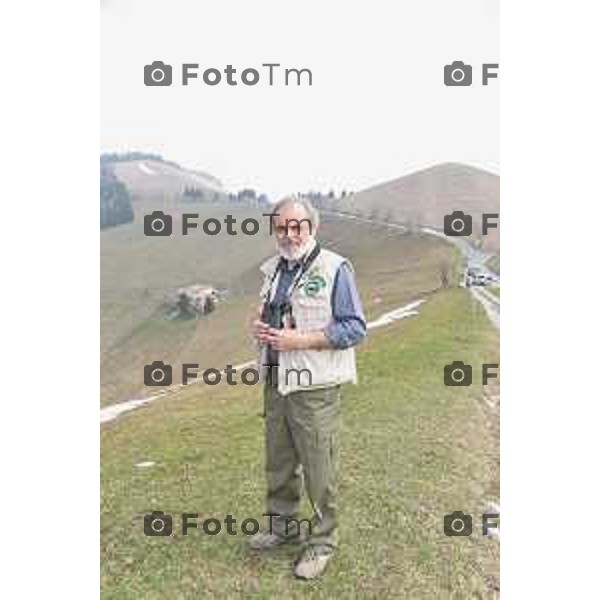 Colli di San Fermo (BG) Liberazione dagli operatori dell\'Oasi Val Predina e del Wwf di un Biancone nella foto Enzo Mauri- Direttore Riserva Naturale. Regionale Valpredina ( con la barba) e alcuni volontari aiutano nelle misure e nel rilascio del volatile foto Tiziano Manzoni-fotogramma Bergamo