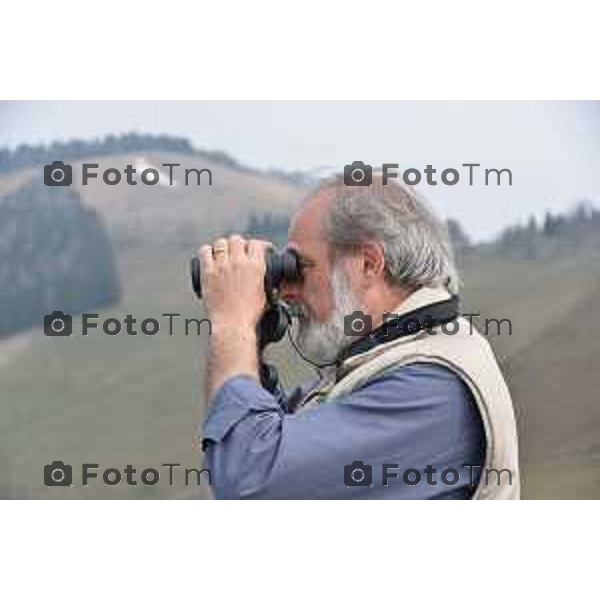 Colli di San Fermo (BG) Liberazione dagli operatori dell\'Oasi Val Predina e del Wwf di un Biancone nella foto Enzo Mauri- Direttore Riserva Naturale. Regionale Valpredina ( con la barba) e alcuni volontari aiutano nelle misure e nel rilascio del volatile foto Tiziano Manzoni-fotogramma Bergamo