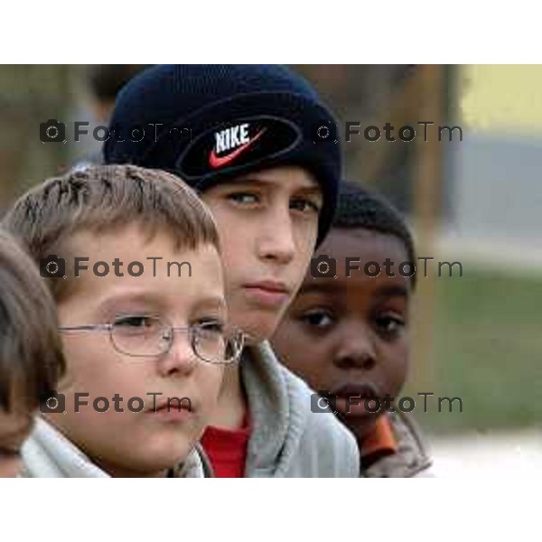 Bambini ragazzi etnie, gruppo adolescenti bmbi piscina Tiziano Manzoni