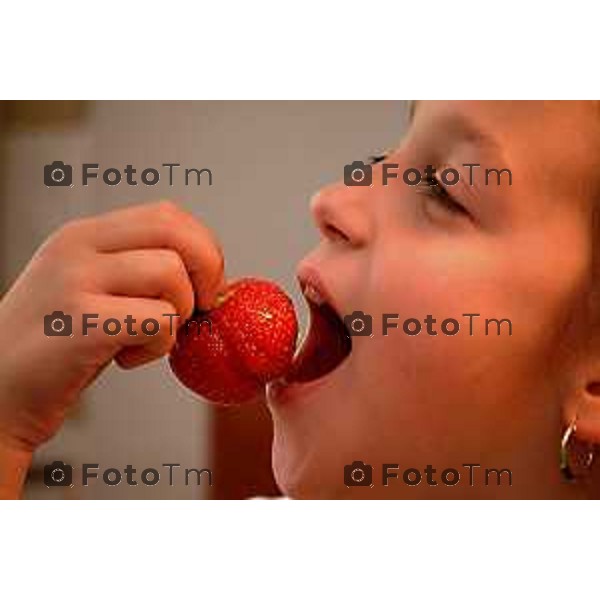 Bergamo Bambini mangiano la frutta frgaole kiwi mele (libera pubblicazione liberatoria genitori) foto Tiziano Manzoni-fotogramma Bergamo